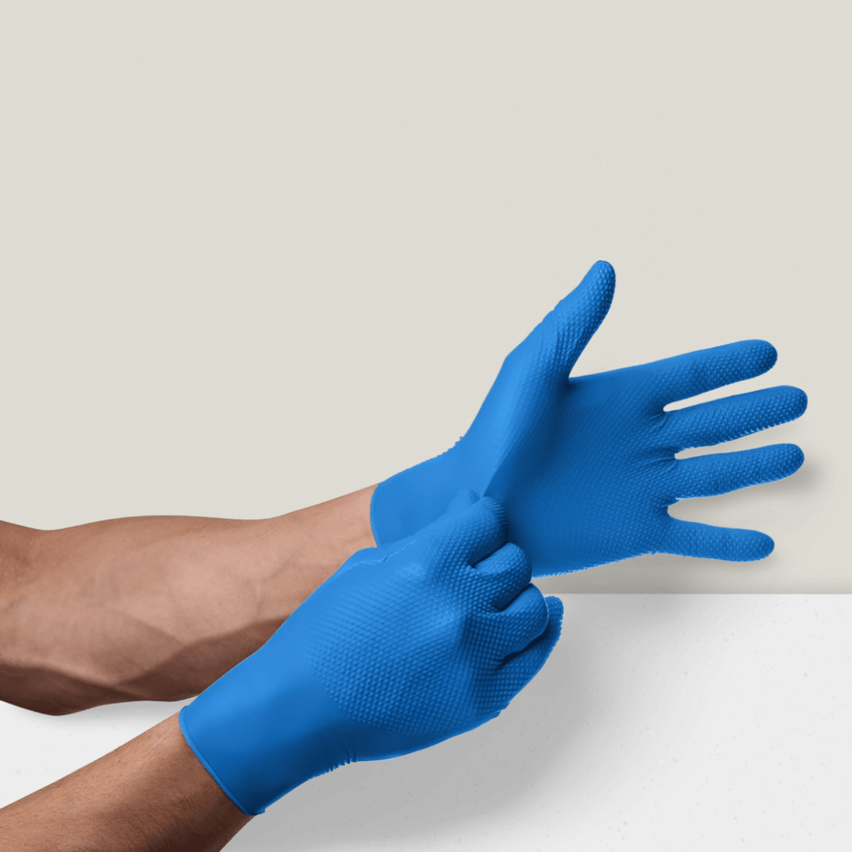 Blaue Nitrilhandschuhe mit griffiger Textur